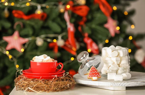 Cup Delicious Hot Cocoa Marshmallows Table Blurred Christmas Tree — Stock Photo, Image