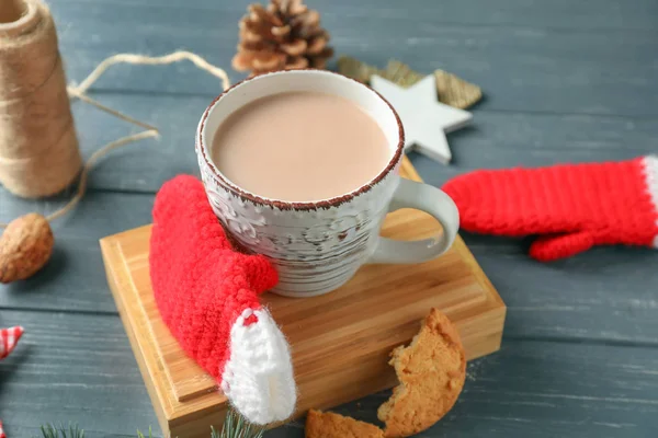 Cup Delicious Hot Cocoa Knitted Mittens Wooden Table — Stock Photo, Image