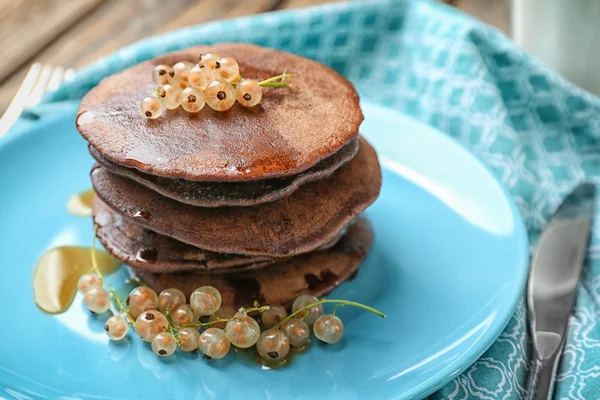 Köstliche Schokoladen Pfannkuchen Mit Johannisbeere Und Süßem Sirup Auf Teller — Stockfoto