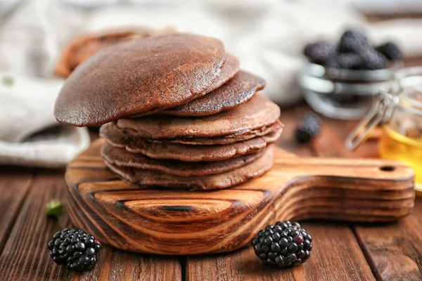 Setumpuk Pancake Coklat Lezat Papan Kayu — Stok Foto