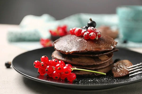 Leckere Schokolade Pfannkuchen Mit Johannisbeere Auf Teller Dekoriert — Stockfoto