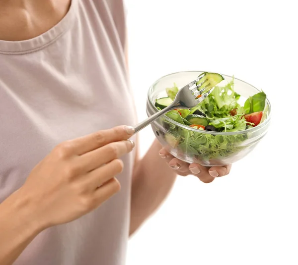 Jovem Mulher Comendo Salada Legumes Frescos Casa Close — Fotografia de Stock