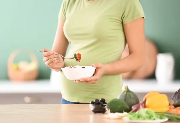 Mujer Embarazada Joven Comiendo Ensalada Verduras Frescas Cocina — Foto de Stock