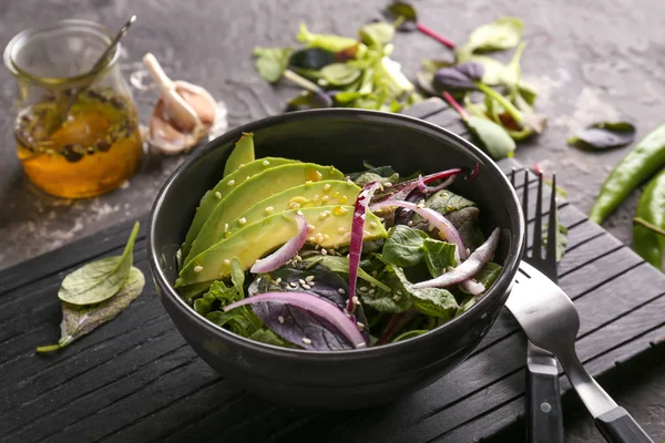 Tigela Com Salada Legumes Saudáveis Tábua Madeira — Fotografia de Stock