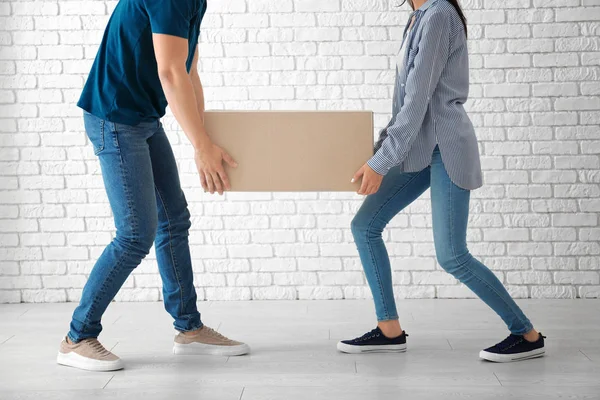 Young Couple Carrying Big Moving Box New Home — Stock Photo, Image