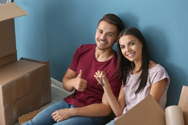 Young Happy Couple Key Moving Boxes Sitting Floor New Home — Stock Photo, Image