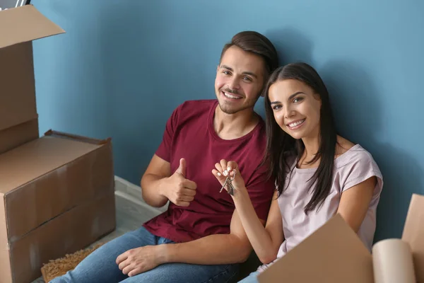 Jeune Couple Heureux Avec Clé Boîtes Mobiles Assis Sur Sol — Photo