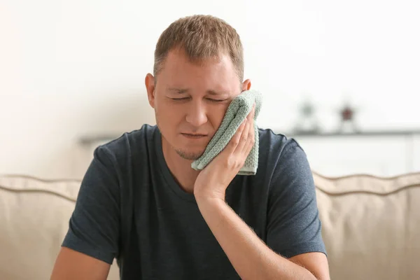 Mann Leidet Hause Unter Zahnschmerzen — Stockfoto