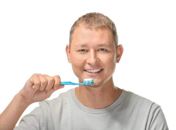 Άνθρωπος Βουρτσίζετε Δόντια Του Λευκό Φόντο — Φωτογραφία Αρχείου