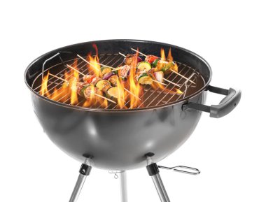 Barbekü ızgara beyaz arka plan üzerinde lezzetli Kebap pişirme