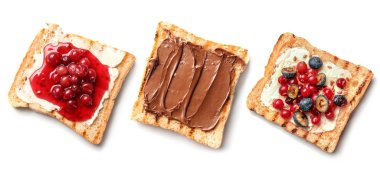 Beyaz arka plan üzerinde farklı lezzetli tatlı tost