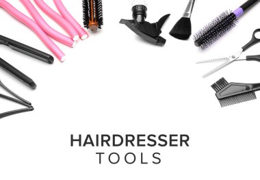 Beyaz arka plan üzerinde profesyonel berber malzemeleri