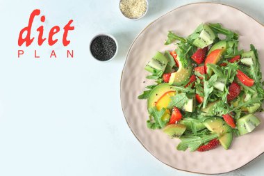 Işık arka plan üzerinde lezzetli sağlıklı taze salata ile plaka. Diyet kavramı