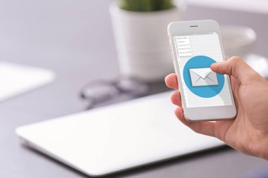 İşyerinde, closeup bir e-posta kontrol etmek için cep telefonu kullanan adam