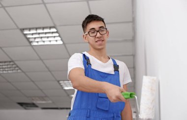 Erkek dekoratör boyama duvar kapalı rulo