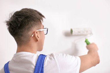 Erkek dekoratör boyama duvar kapalı rulo