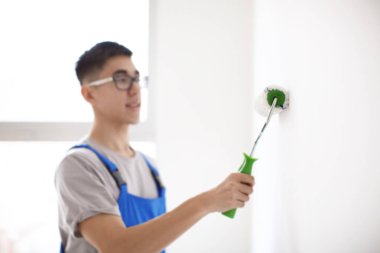 Erkek dekoratör boyama duvar kapalı rulo