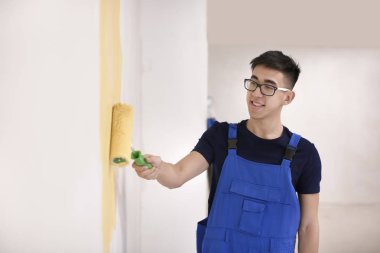 Erkek dekoratör boyama duvar kapalı rulo