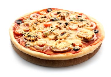 Beyaz arka planda lezzetli pizza.