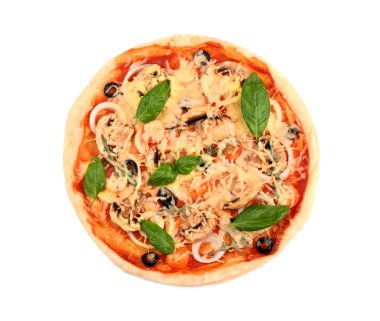 Beyaz arka planda, üstten görünüm lezzetli pizza