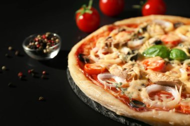 Siyah arka planda, closeup lezzetli pizza