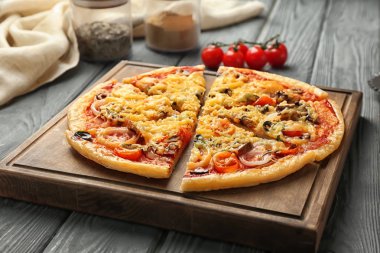 Ahşap masa üzerinde lezzetli dilimlenmiş pizza ile Yönetim Kurulu