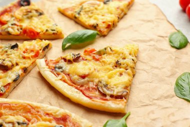 Parşömen, closeup üzerine lezzetli pizza dilimleri