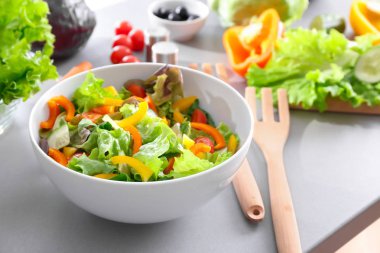 Tablo taze salata ile top. Diyet gıda