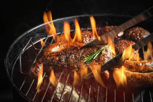 Vaření Vynikající Steak Párky Grilu — Stock fotografie