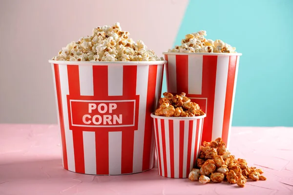 Tassen Mit Leckerem Popcorn Auf Farbigem Hintergrund — Stockfoto