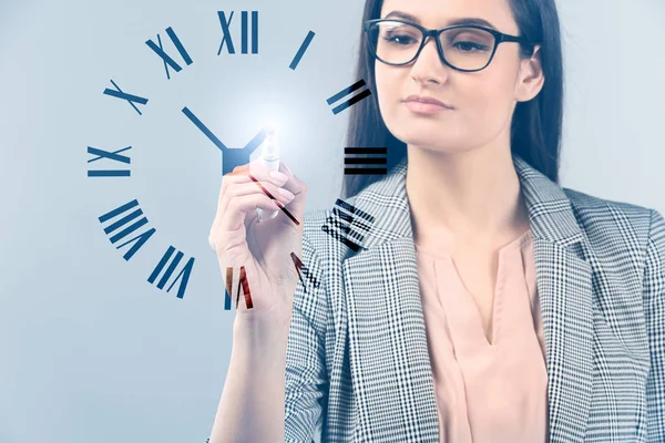 Zakenvrouw Met Een Virtuele Klok Lichte Achtergrond Time Management Concept — Stockfoto
