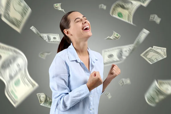 幸せな金持ちの女性ドルの下落で灰色の背景上の紙幣 — ストック写真
