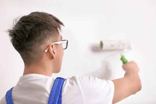 Parede Pintura Decorador Masculino Com Rolo Dentro Casa — Fotografia de Stock