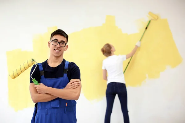 Male Decorator Paint Roller Indoors — Stock Photo, Image