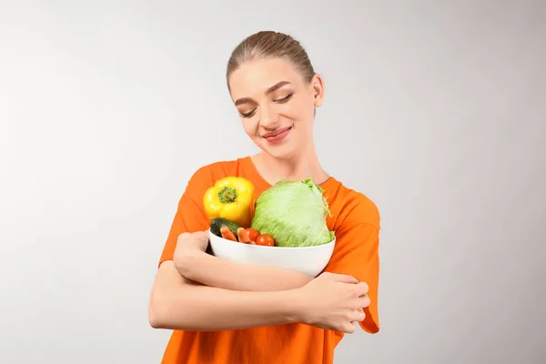 Giovane Donna Che Tiene Ciotola Con Verdure Sfondo Grigio Dieta — Foto Stock