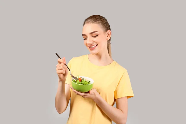 Jeune Femme Mangeant Salade Sur Fond Gris Concept Alimentaire Diététique — Photo