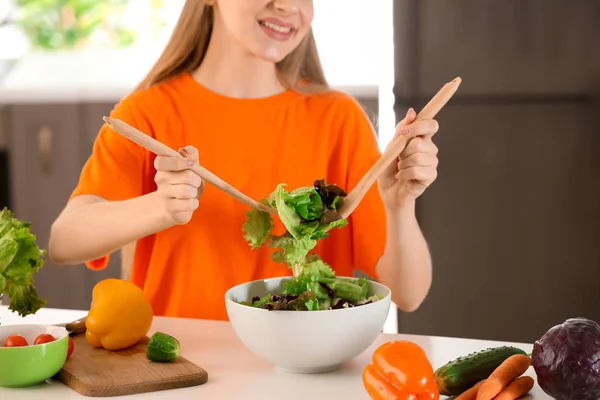 Jeune Femme Préparant Salade Dans Cuisine Concept Alimentaire Diététique — Photo