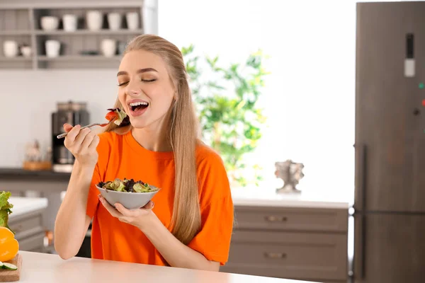 Jeune Femme Mangeant Salade Dans Cuisine Concept Alimentaire Diététique — Photo