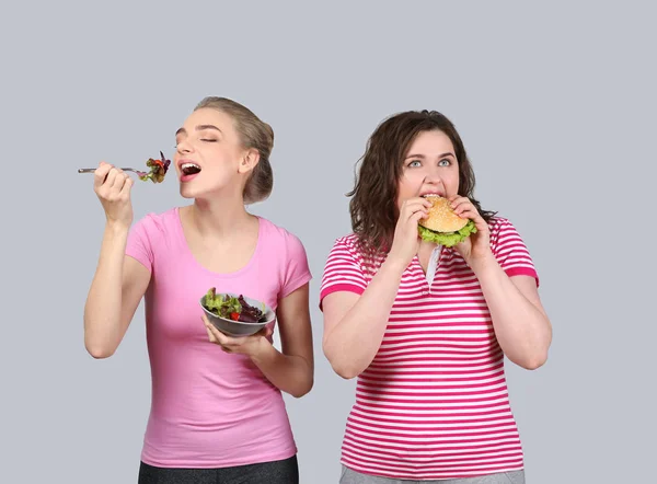 Mulheres Comer Fundo Cinzento Escolha Entre Dieta Alimentos Não Saudáveis — Fotografia de Stock