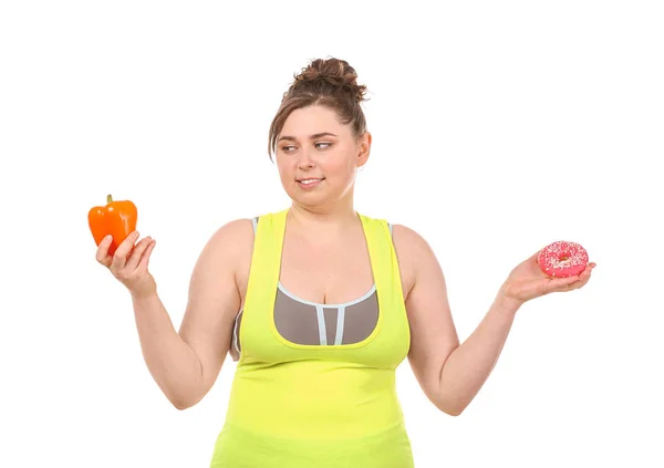 Junge Stämmige Frau Die Zwischen Pfeffer Und Donut Auf Weißem — Stockfoto