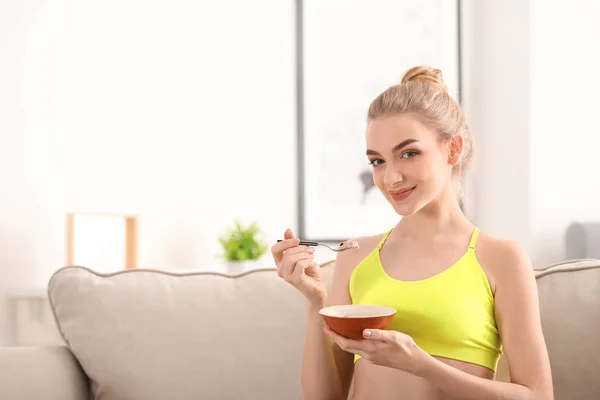 家でオートミールを食べる若い女性 ダイエット食品のコンセプト — ストック写真