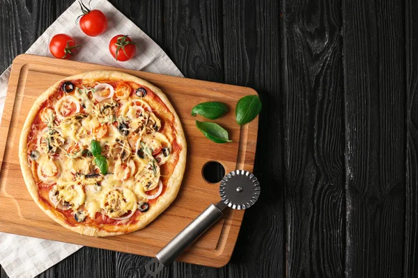 Cutting Board Tasty Pizza Wooden Table Top View — Stock Photo, Image