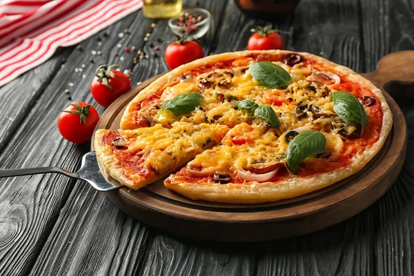 Board Shovel Tasty Pizza Wooden Background — Stock Photo, Image
