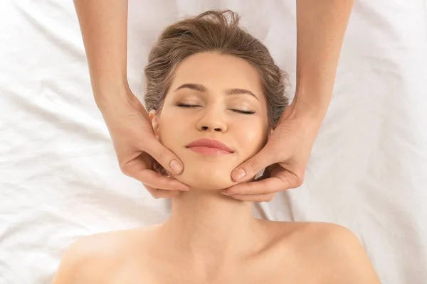 Jonge Vrouw Met Een Massage Beautysalon — Stockfoto