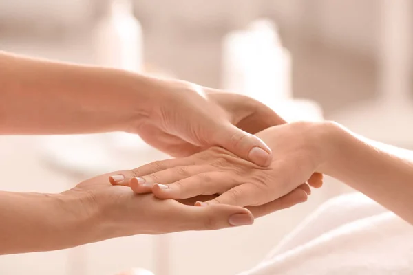 Jeune Femme Ayant Massage Des Mains Dans Salon Beauté — Photo