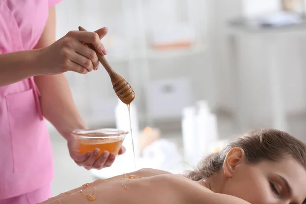 Kvinnliga Massör Med Honung För Spa Förfarande Salong — Stockfoto
