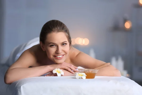 Mujer Joven Relajándose Sofá Salón Spa — Foto de Stock