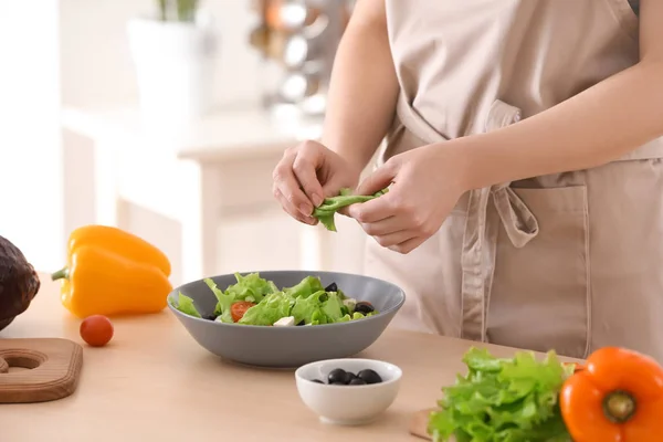 Frau Bereitet Schmackhaften Salat Tisch Ernährung — Stockfoto