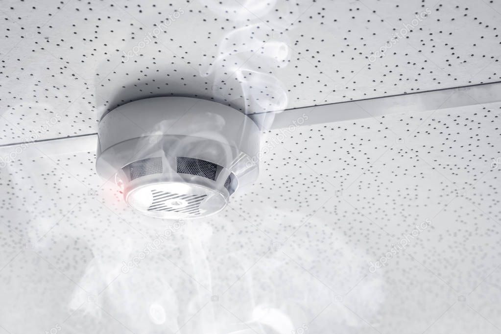 Ceiling detector with flowing smoke