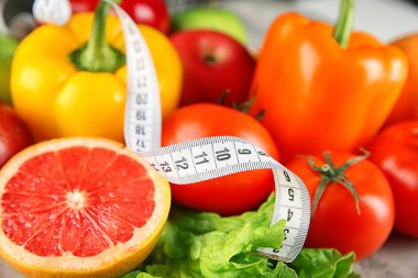 Taze ürünler ve tablo, closeup ölçüm bandı. Diyet gıda